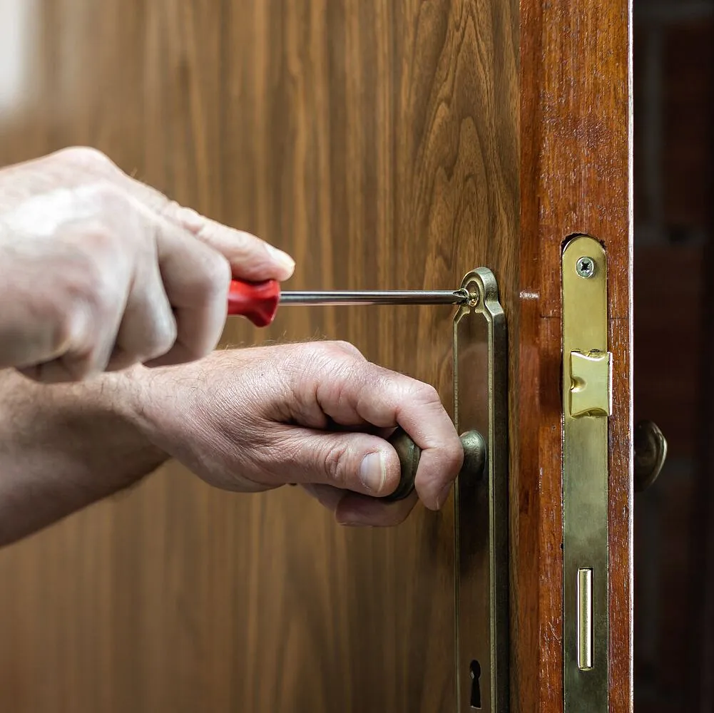 Cerrajero abriendo puerta